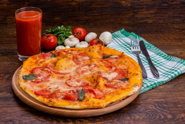 Margarita pizza with tomatoes and cheese — Stock Photo, Image
