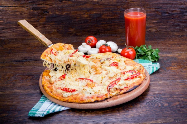 Pizza cheese which stretches — Stock Photo, Image