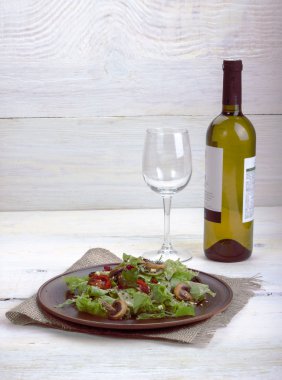 Beyaz şarap Yeşiller, mantar ve baharat ile domates sebze salatası ile