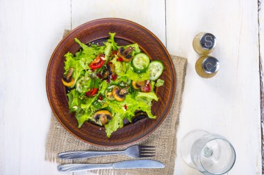 mantar, domates ve susam beyaz şarap ile sebze salatası