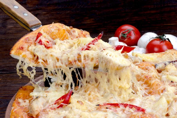 Peynir uzanan pizza makro