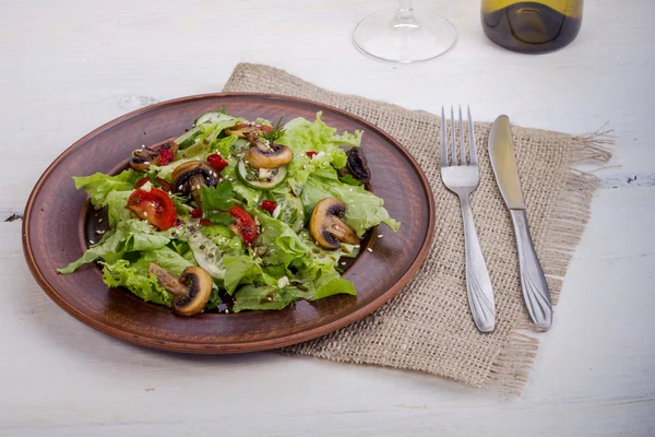 Salada de legumes com cogumelos, tomates e sementes de gergelim com vinho branco — Fotografia de Stock