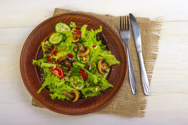 Salada de legumes com cogumelos, tomates e sementes de gergelim com vinho branco — Fotografia de Stock