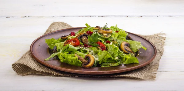 Salada de legumes com cogumelos, tomates e sementes de gergelim com vinho branco — Fotografia de Stock