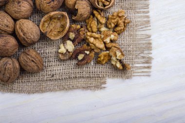 bir çanta ile ahşap bir masa üzerinde ceviz