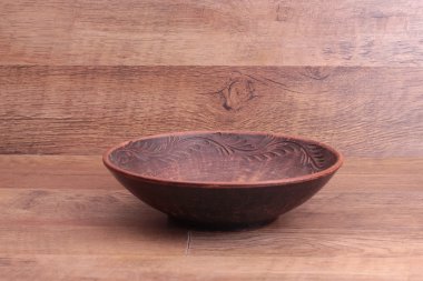 Kil plaka ahşap arka plan üzerinde