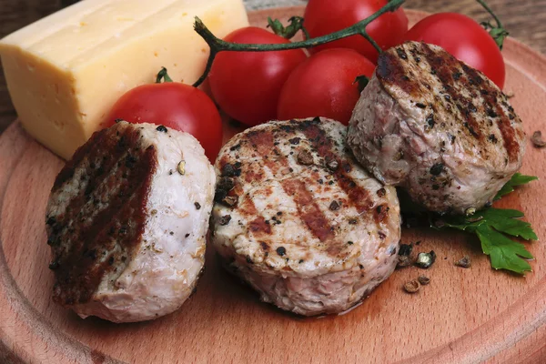 Carne grelhada com tomate e queijo — Fotografia de Stock