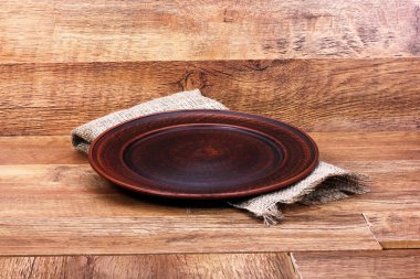 kahverengi kil plaka üzerinde ahşap bir masa