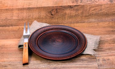 kahverengi kil plaka üzerinde ahşap bir masa