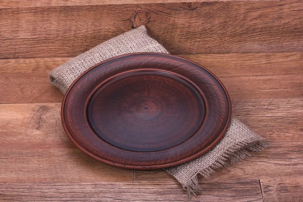 kahverengi kil plaka üzerinde ahşap bir masa