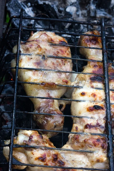 Jambes de poulet sur le gril — Photo