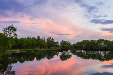 Gökyüzü yansıma su