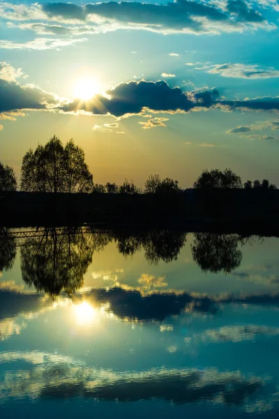 Reflexion des Himmels auf dem Wasser — Stockfoto