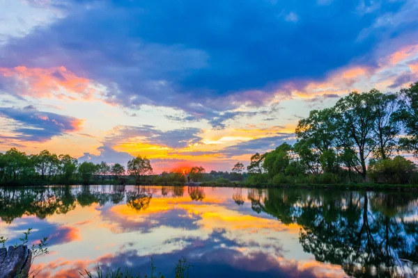 Gökyüzü yansıma su