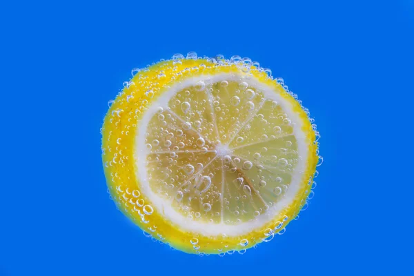 Лимон с пузырьками в соде — стоковое фото