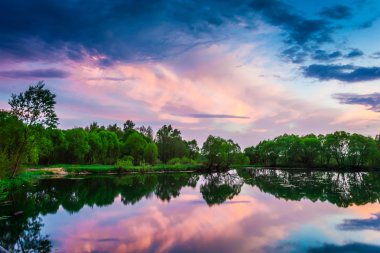 Bulutlar gökyüzü göl yansıması su