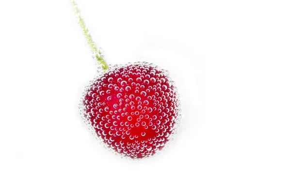 Cherry dengan gelembung air — Stok Foto