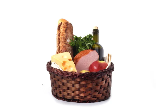Korg med mat för en picknick — Stockfoto
