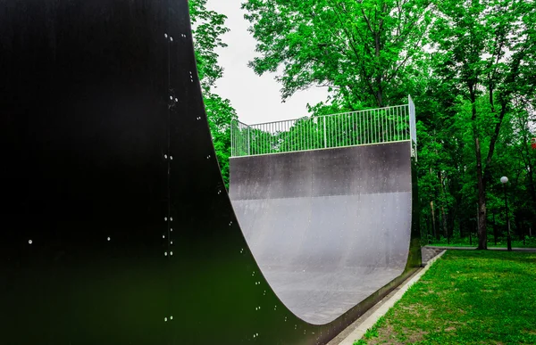 Rampa pro bruslaře v parku — Stock fotografie