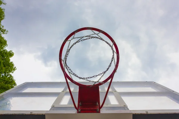 Basquete aro contra o céu — Fotografia de Stock