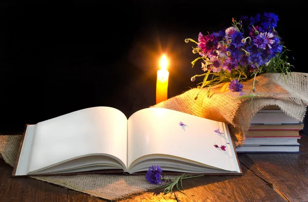 Книга зі свічкою — стокове фото