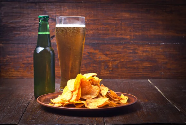 Chips and beer — Stock Photo, Image