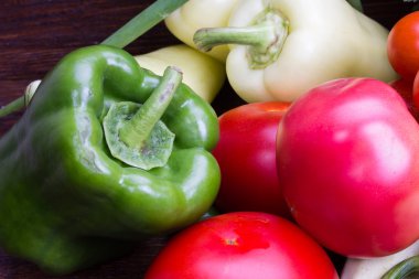 dolmalık biber sebze tarafından çevrili