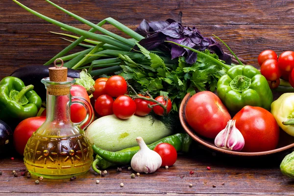 zeytinyağı sebze arka plan üzerinde