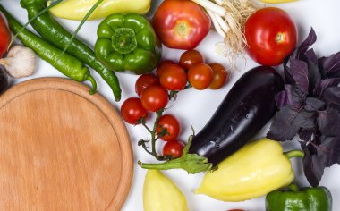 Sebze için arka plan ile bir ahşap kesme tahtası