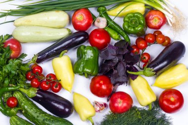 beyaz zemin üzerine yaz sebze