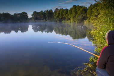 sis ile gölde bir balıkçı