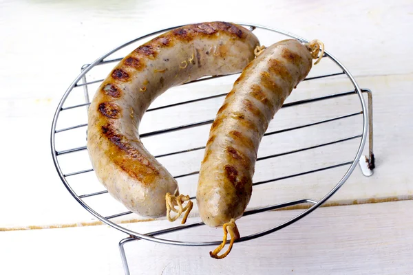 Izgarada ızgara sosis.