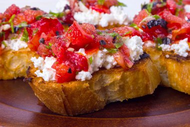 peynir ve domates Bruschetta
