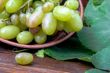 Ahşap bir masada yeşil üzümler