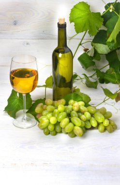 bir bardak beyaz şarap üzüm ile