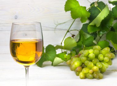 bir bardak beyaz şarap üzüm ile