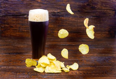 aperatifler patates cipsi bira ile