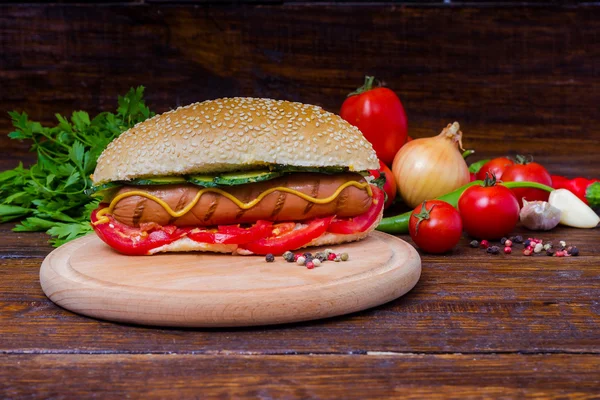 Hot dog with vegetables — Stock Photo, Image