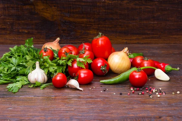 トマト玉ねぎ、ハーブ、ニンニク、唐辛子と木製のテーブル — ストック写真