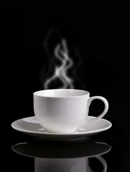 Bir fincan buharlı kahve.