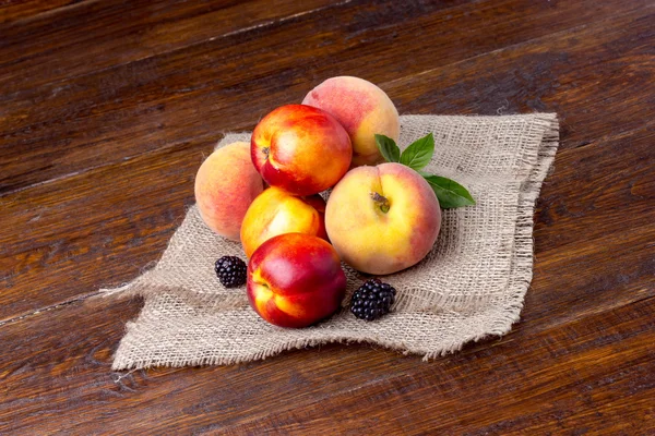 Персики на деревянном столе — стоковое фото
