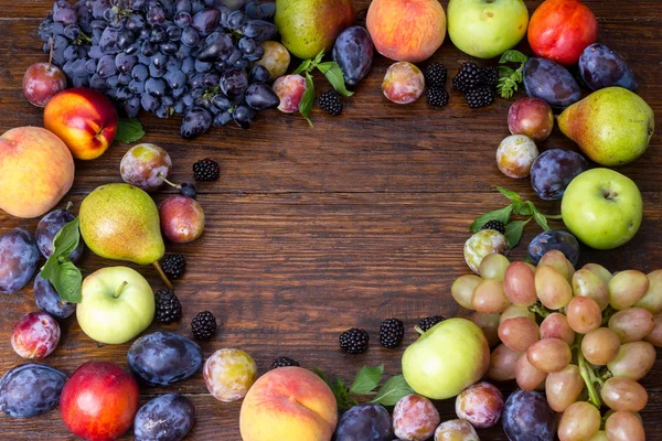 ahşap arka plan ile meyve