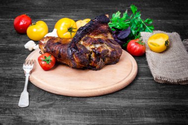 Shin, yaban domuzu - siyah arka plan üzerine sebze ile Kızartma domuz bacak diz