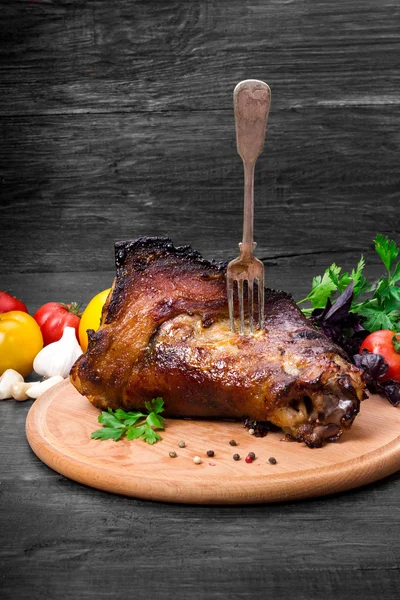 Shin, yaban domuzu - siyah arka plan üzerine sebze ile Kızartma domuz bacak diz