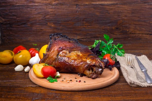 Schienbein, Knie Wildschwein - Schweinshaxe mit Gemüse — Stockfoto