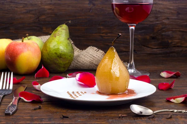 Десерт - груша в вине — стоковое фото