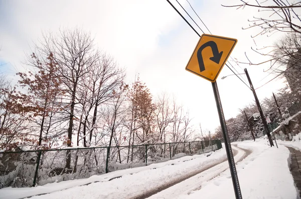 Zaśnieżonej drodze U Turn — Zdjęcie stockowe