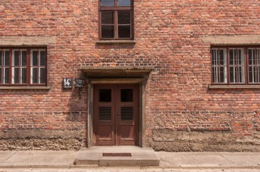 Auschwitz bina giriş