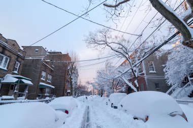 Tek yönlü yolu üzerinden kar yağdı