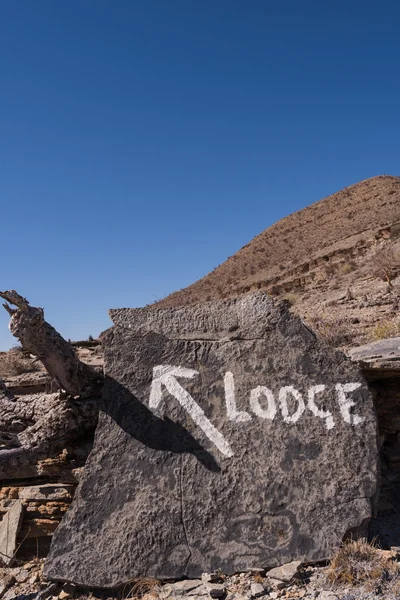 El izi ok işaretiyle boyalı